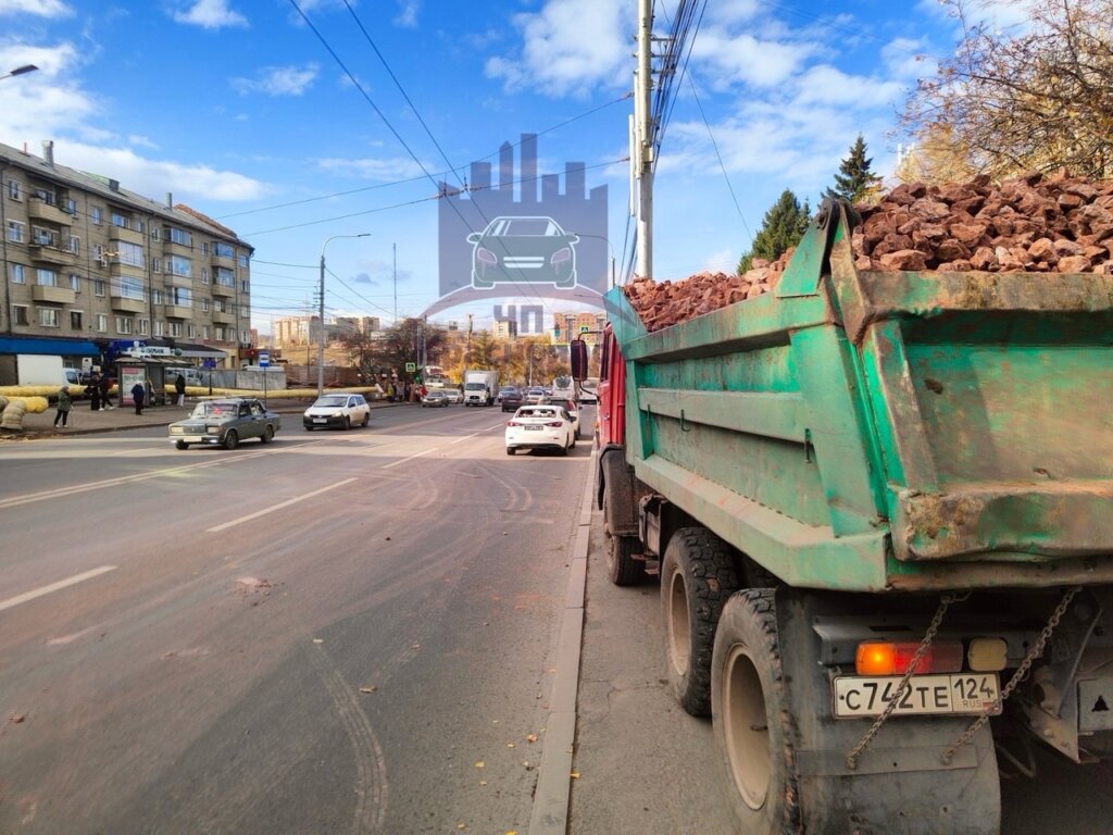 Авария на улице Высотной в Красноярске: КАМАЗ выехал на тротуар и едва не сбил пешехода