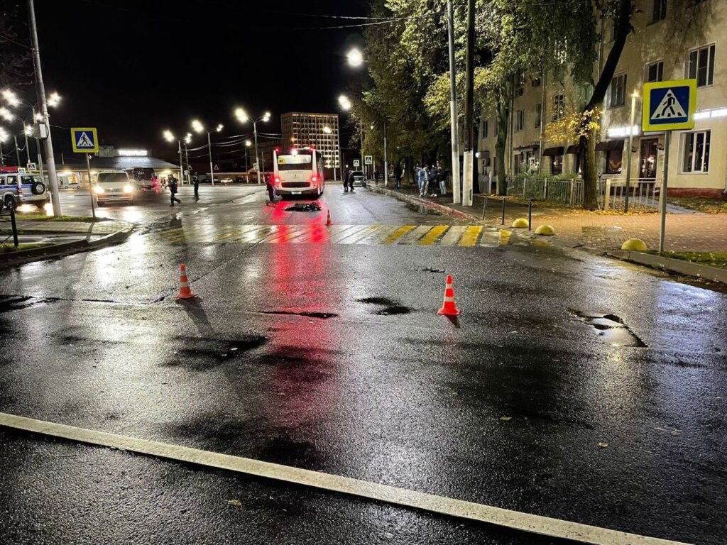 В Подольске автобус сбил подростков на электросамокате