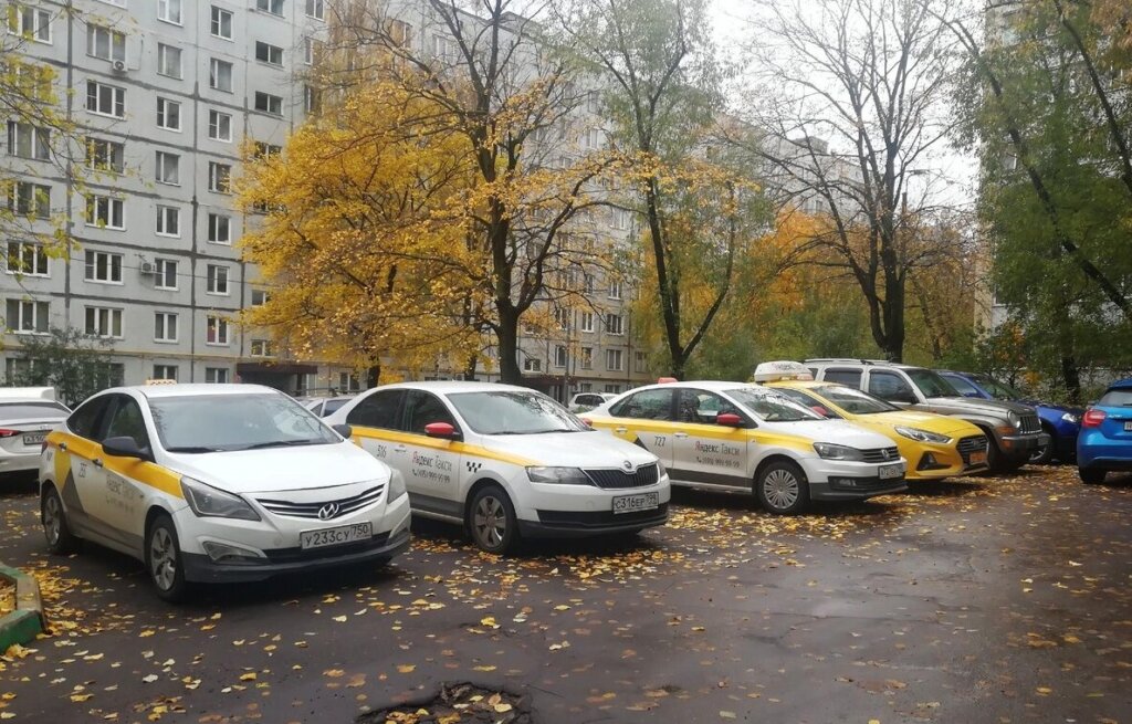 В России хотят ввести штраф за парковку такси во дворах