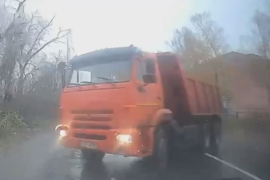 «Недолго музыка играла»: КАМАЗ и Hyundai столкнулись на Автозаводском шоссе в Дзержинске
