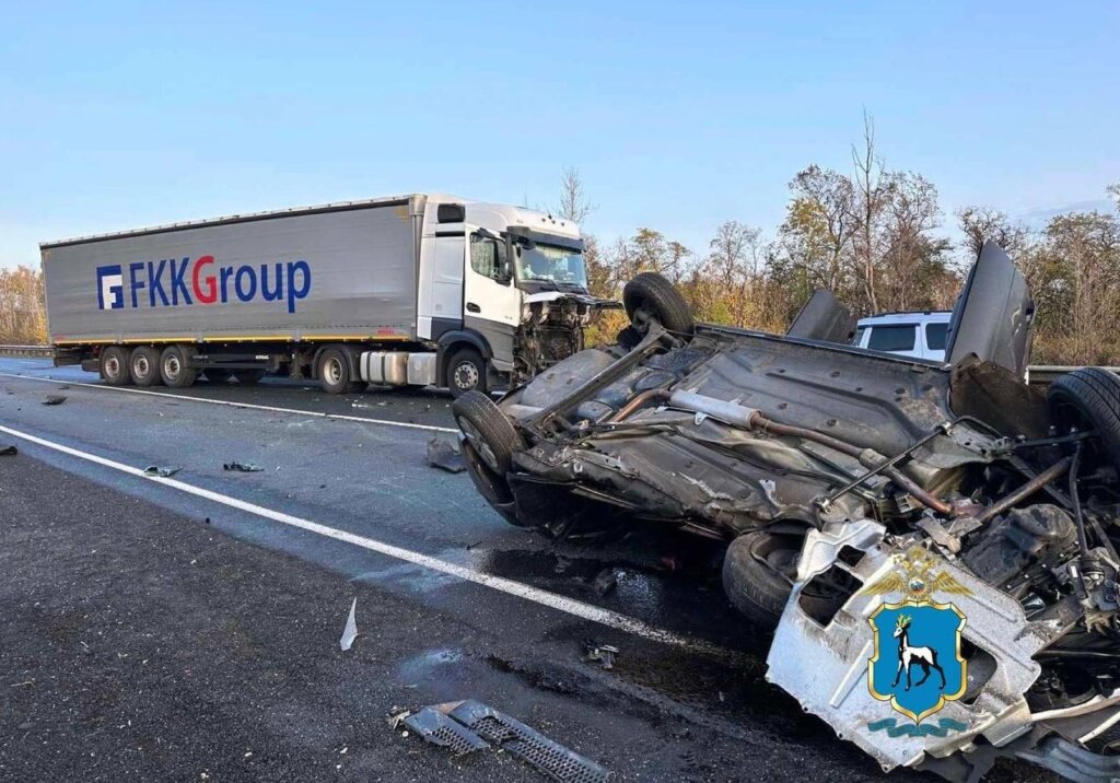 &#171;Лада Гранта&#187; столкнулась с фурой на трассе М-5 в Самарской области: погибли водитель и пассажир