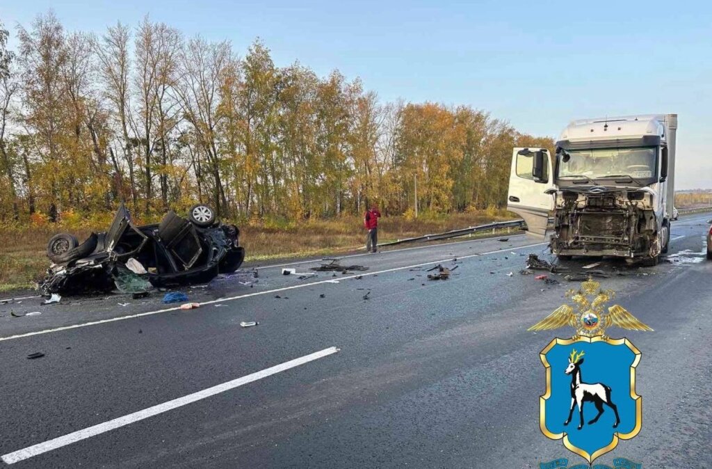 &#171;Лада Гранта&#187; столкнулась с фурой на трассе М-5 в Самарской области: погибли водитель и пассажир
