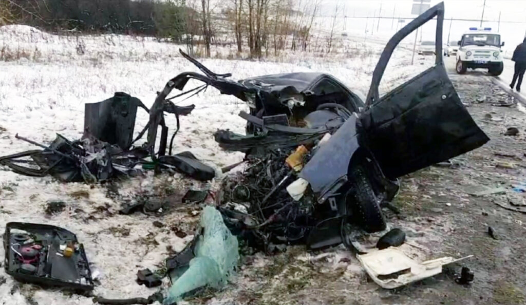&#171;Ладу&#187; разорвало на части в результате ДТП в Башкирии: водитель и пассажир чудом выжили