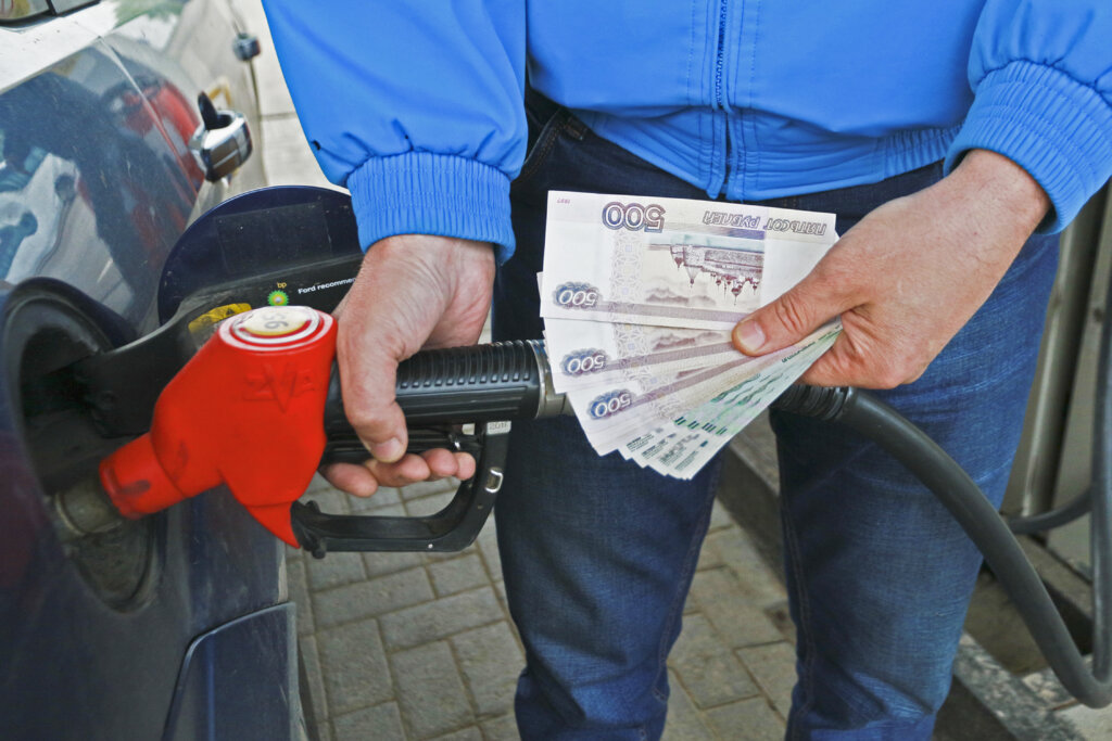 Российские водители рассказали, сколько средств они тратят на бензин ради работы