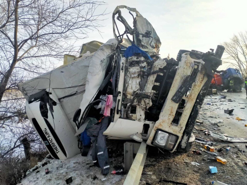 Бензовоз, фургон и легковой автомобиль столкнулись в Саратовской области: двое погибли