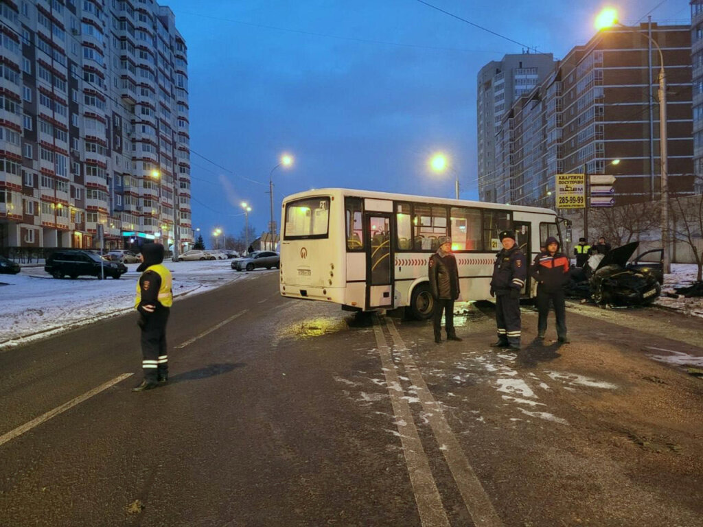 «Ладу Приору» на летней резине вынесло под встречный автобус в Красноярске: погибли три человека