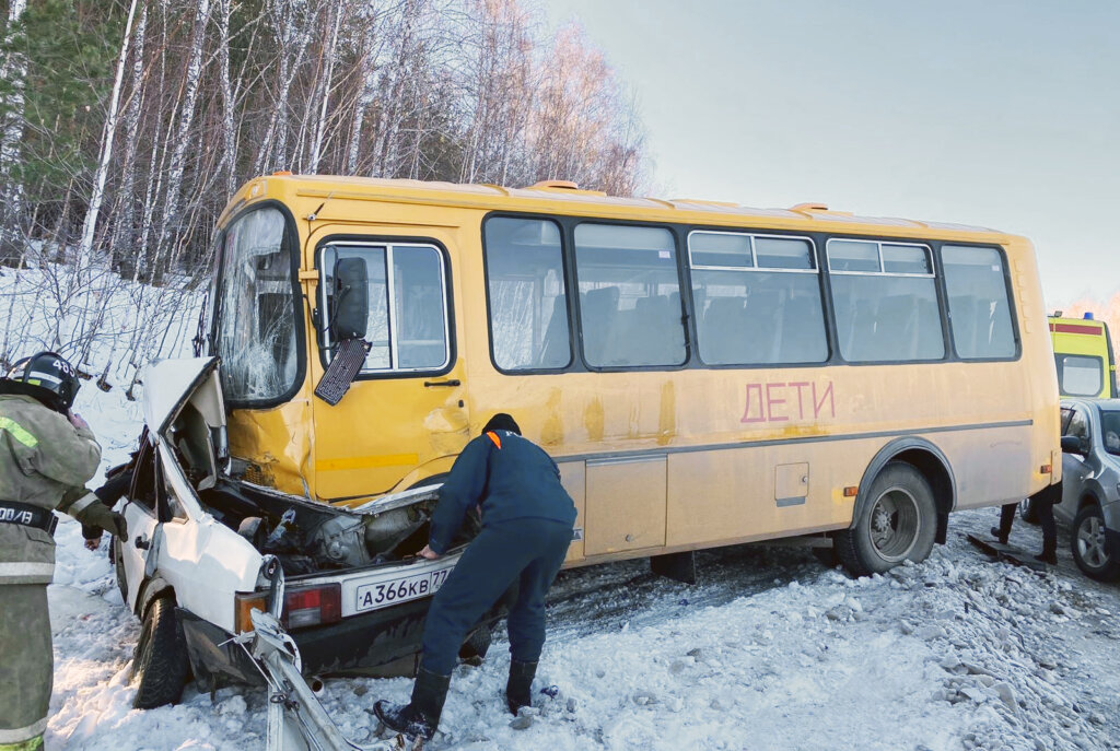 На Урале &#171;Ладу&#187; смяло от столкновения со школьным автобусом: погибли мать и сын