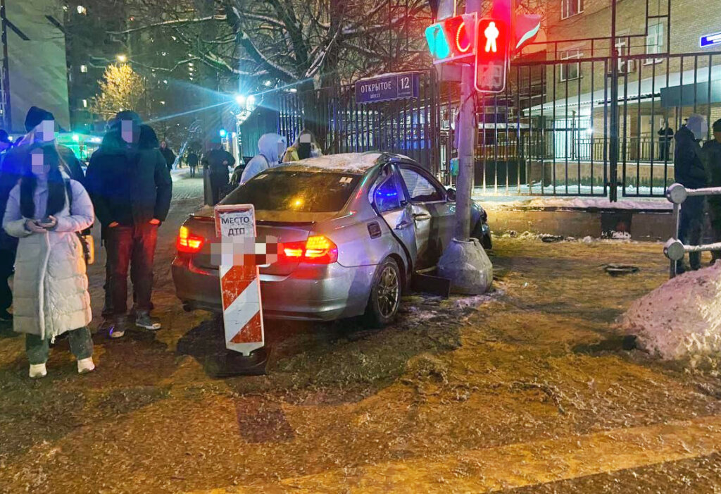 22-летняя девушка на BMW сбил трёх человек на Открытом шоссе в Москве: видео наезда