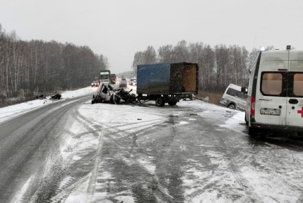 &#171;Вынесло на встречную полосу порывом ветра&#187;: двое погибли в ДТП с участием маршрутки в Новосибирской области