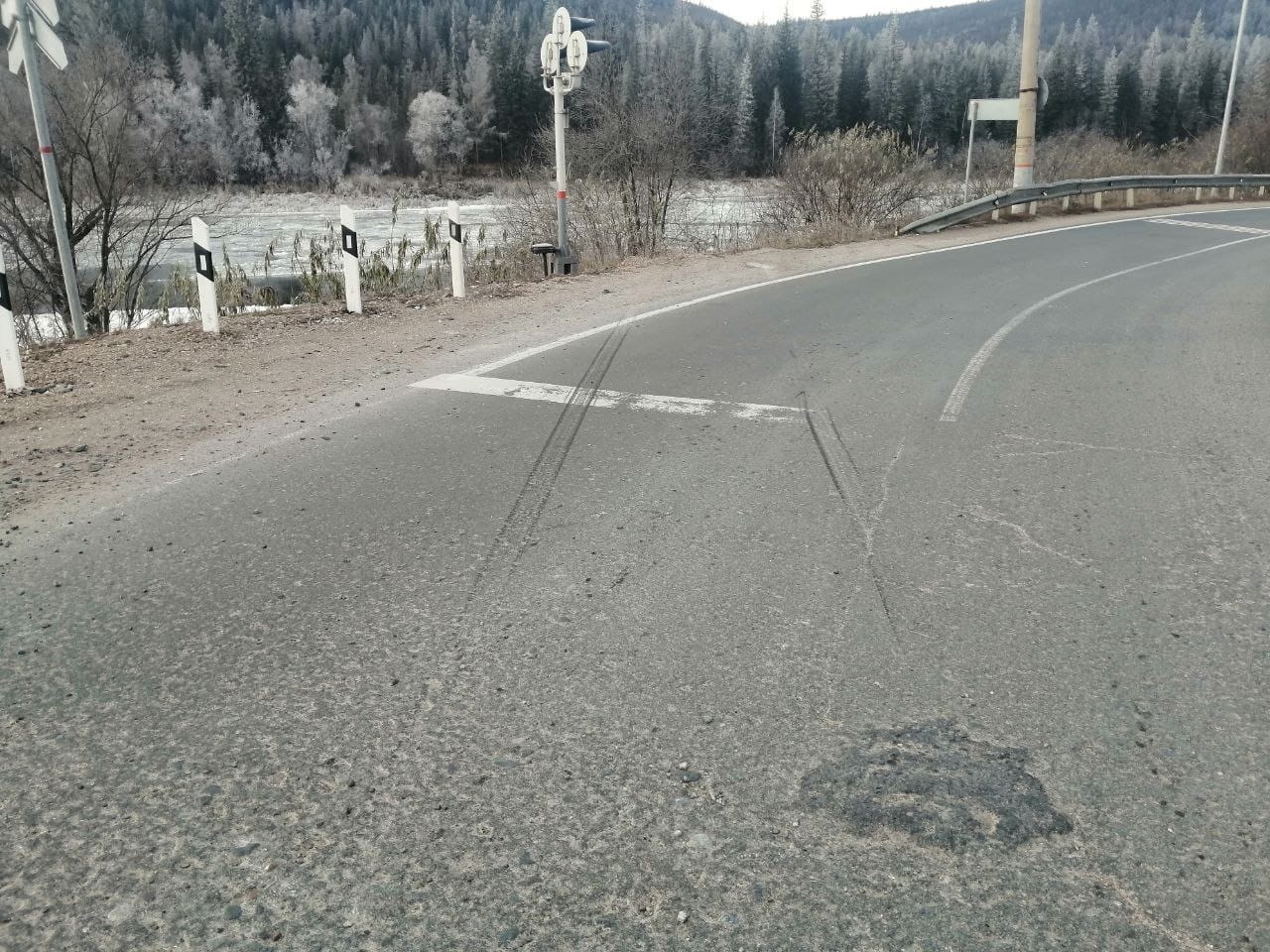 Автомобиль с семьёй утонул в реке в Иркутской области: погибли двое  взрослых и двое детей