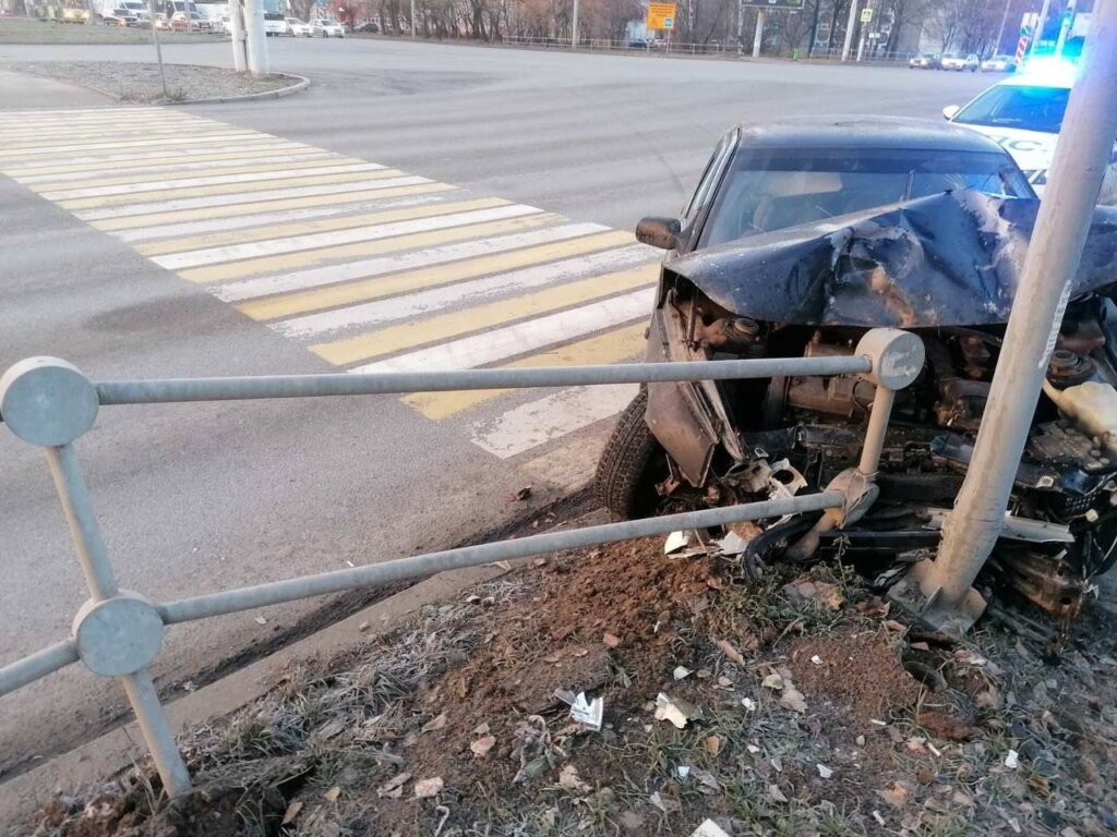 В Ижевске пьяный водитель без прав пытался скрыться от сотрудников ГИБДД и попал в ДТП