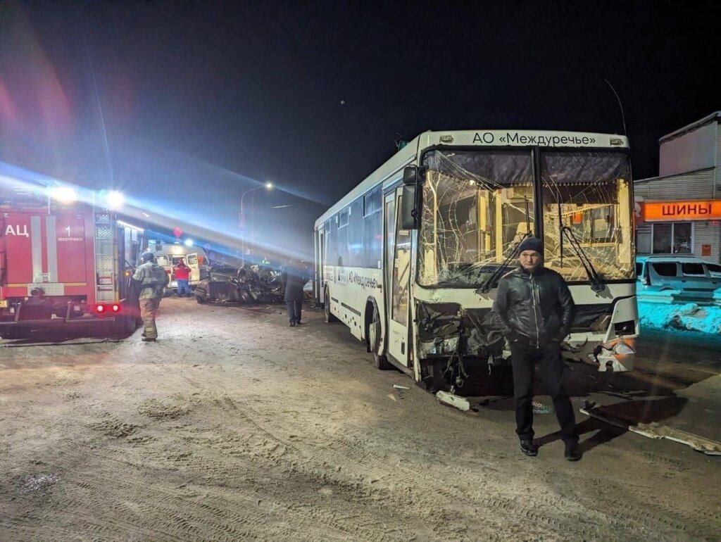 Автобус и легковой автомобиль столкнулись в Междуреченске: погиб человек