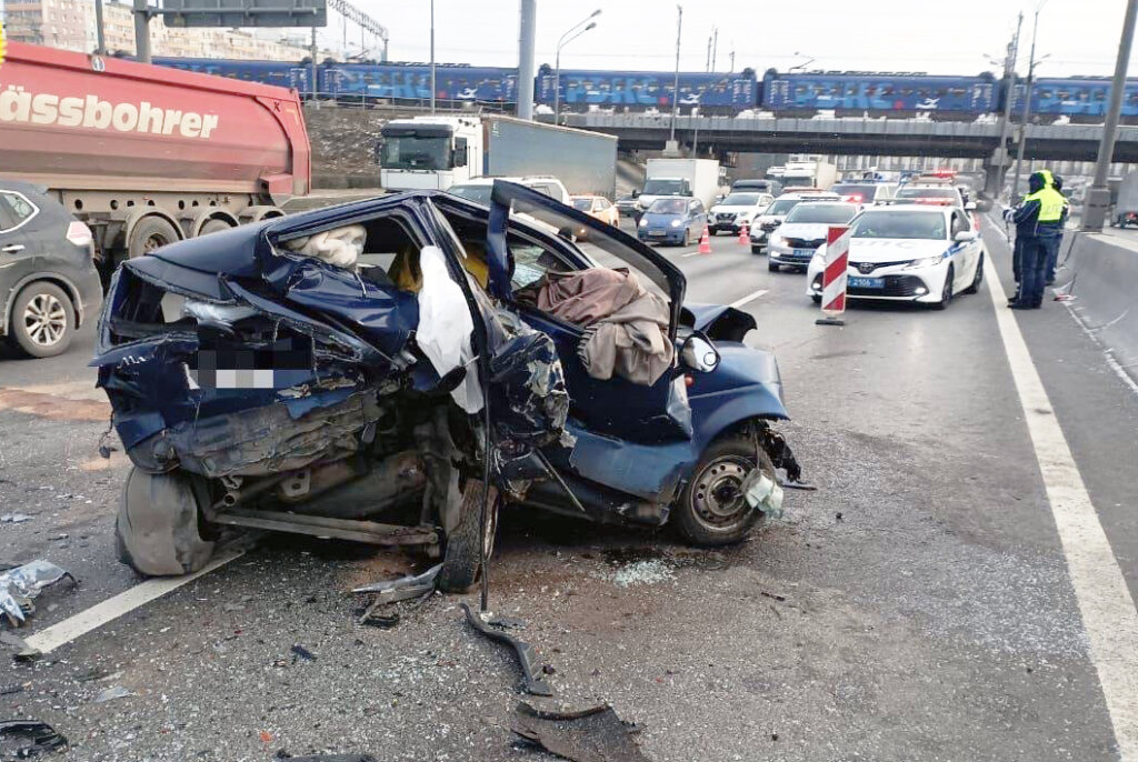 Жёсткая авария на МКАД: «Хонда» врезалась в стоящие автомобили