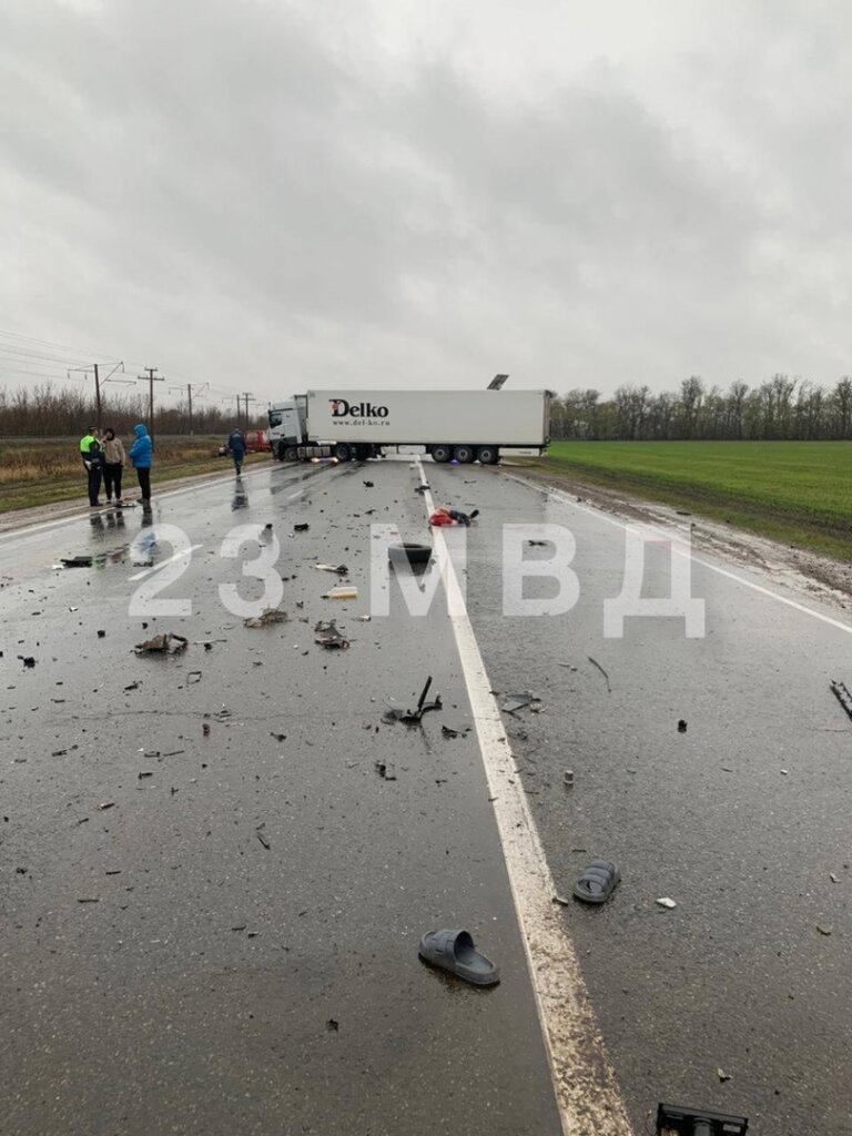 Момент смертельного ДТП на Кубани: ВАЗ-2107 вынесло под встречную фуру
