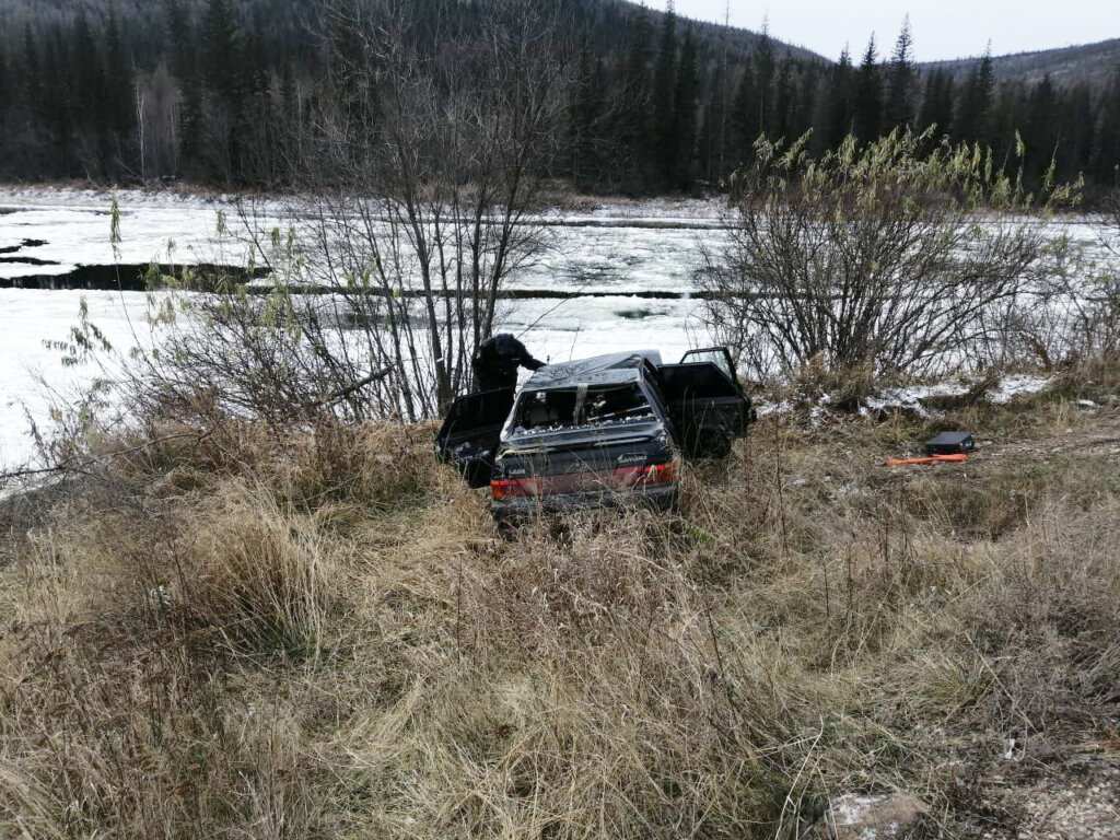 Автомобиль с семьёй утонул в реке в Иркутской области: погибли двое взрослых и двое детей