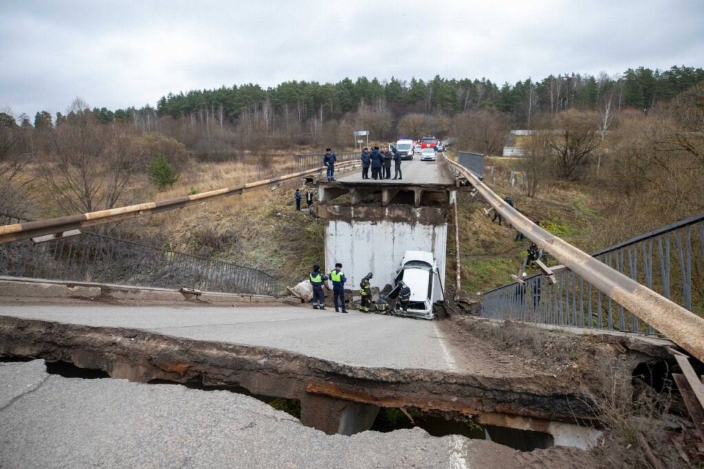 ЧП в Подмосковье: мост рухнул вместе с проезжавшим по нему автомобилем