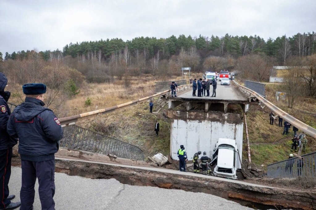ЧП в Подмосковье: мост рухнул вместе с проезжавшим по нему автомобилем