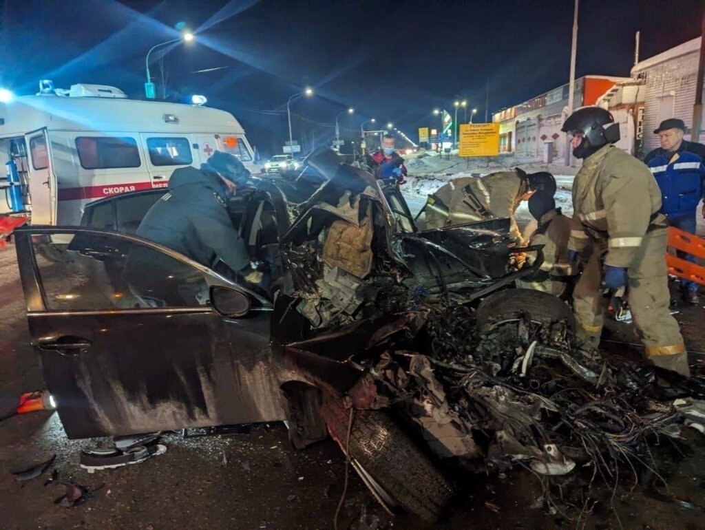 Автобус и легковой автомобиль столкнулись в Междуреченске: погиб человек