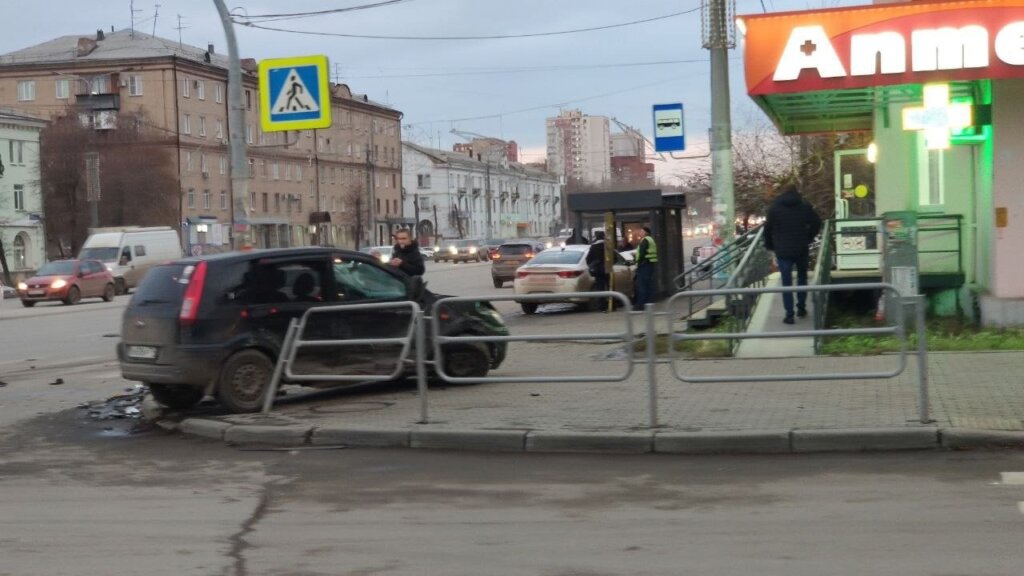 В Челябинске в результате аварии автомобиль вылетел на остановку