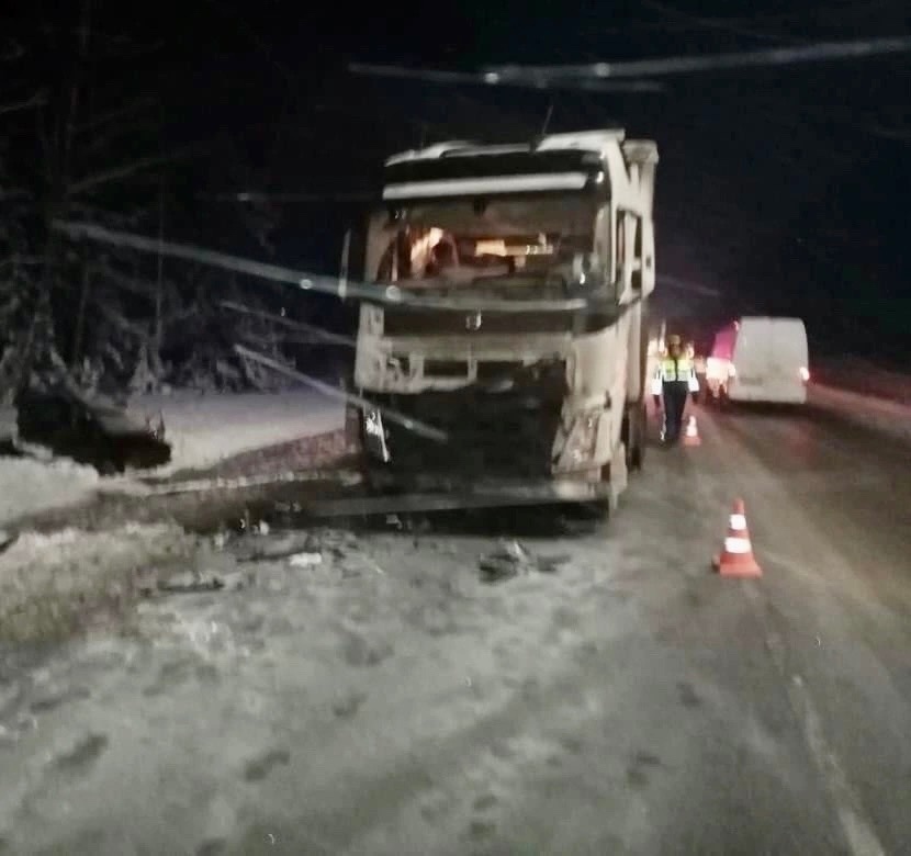 «Зацепил обочину и потерял всю семью»: женщина и двое детей погибли в ДТП в Кировской области