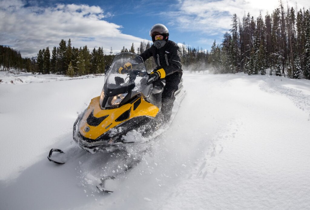 Водителям автомобилей и мотоциклов разрешат ездить на снегоходах и квадроциклах