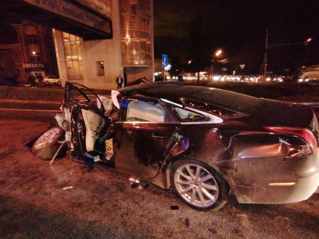 Три автомобиля столкнулись на перекрестке в Луховицах