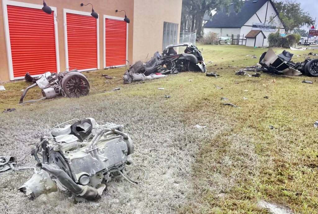 Chevrolet Corvette разорвало на части во время уличных гонок во Флориде