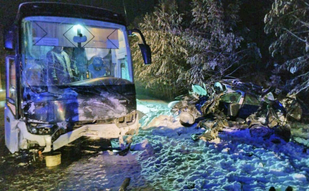 В Свердловской области Renault Logan столкнулся с автобусом: погибли 4 человека