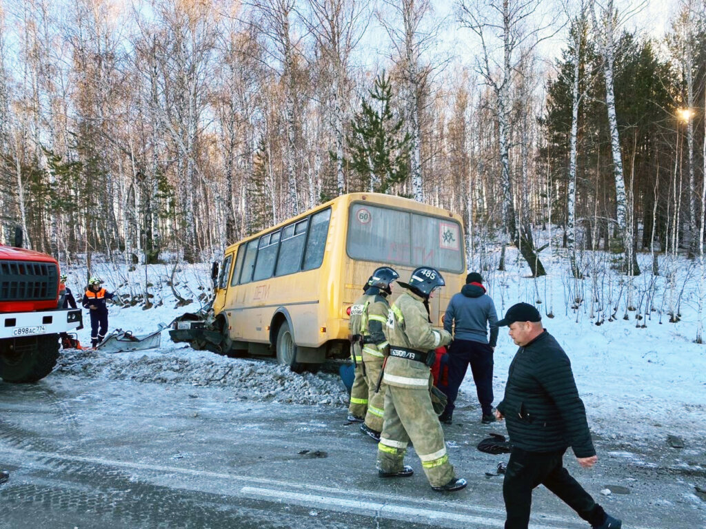На Урале &#171;Ладу&#187; смяло от столкновения со школьным автобусом: погибли мать и сын