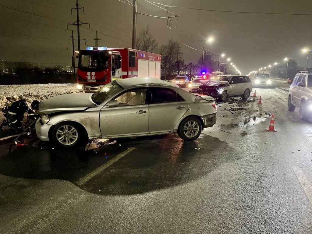Водитель &#171;Тойоты&#187; разбился на проспекте Тракторостроителей в Чебоксарах