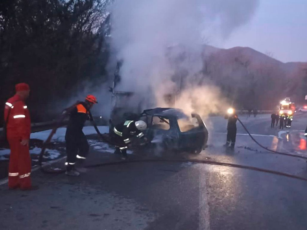 Огненное ДТП в Сочи: грузовик и легковушка лоб в лоб столкнулись на серпантине