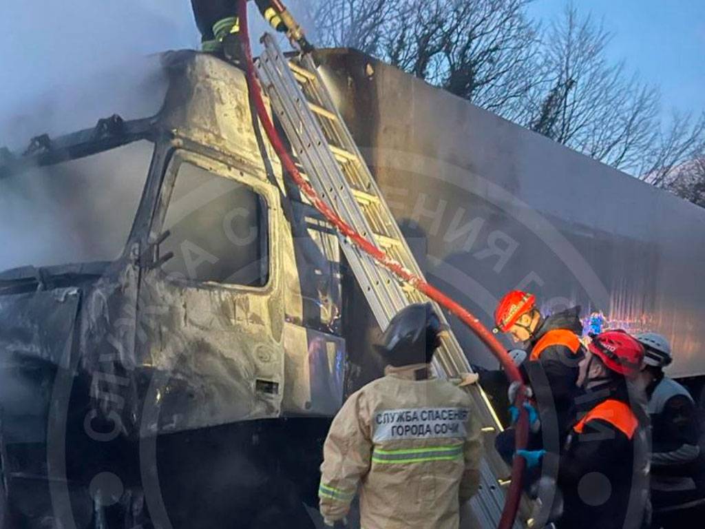 Огненное ДТП в Сочи: грузовик и легковушка лоб в лоб столкнулись на серпантине