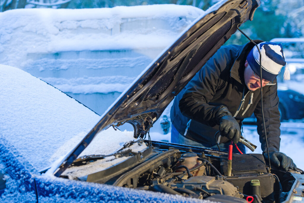 Названы типичные ошибки водителей при попытке завести машину в мороз