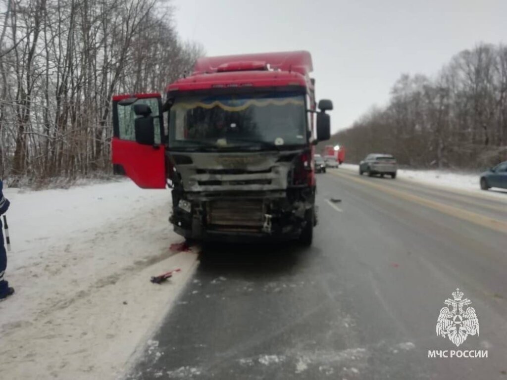 Три автомобиля столкнулись на трассе М-2 в Тульской области: погибли два человека