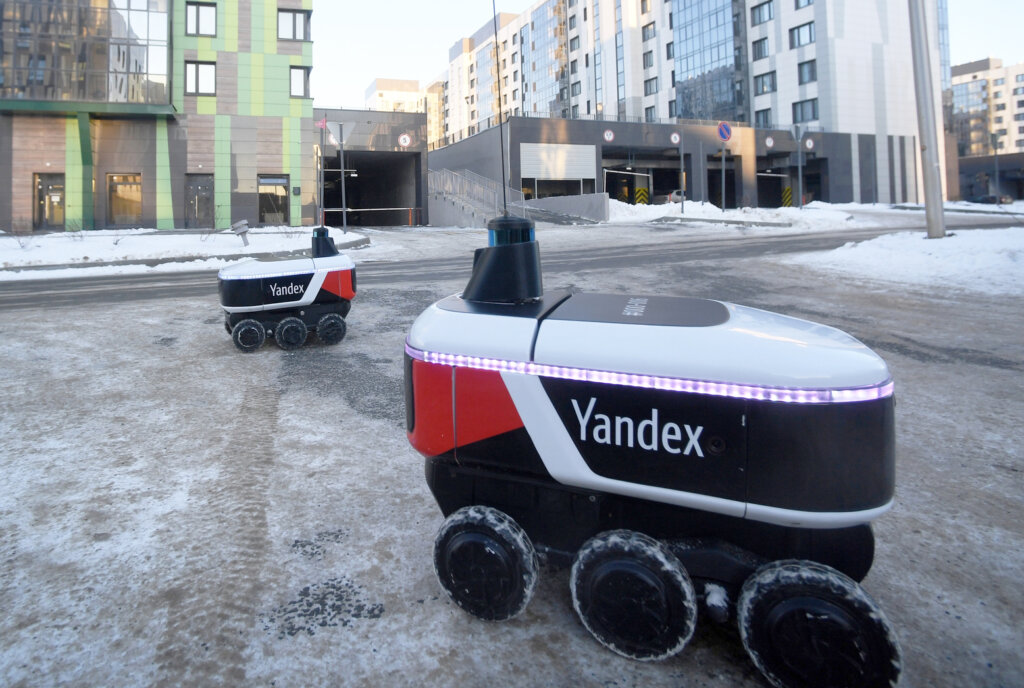 Яндекс призвал россиян помогать роботам-курьерам