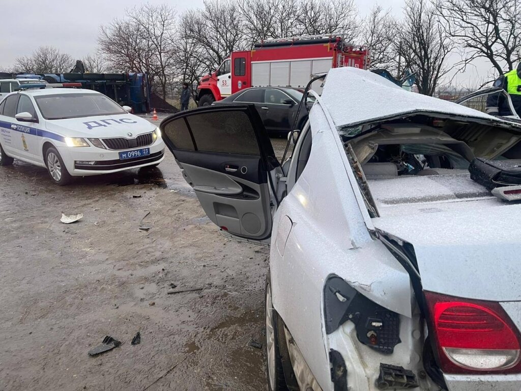 Жесткая авария на Кубани: «Лексус» по касательной столкнулся с Mitsubishi, после чего врезался в КАМАЗ