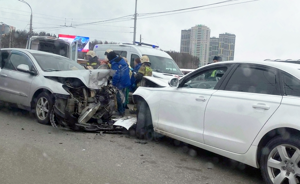 Момент ДТП в Екатеринбурге: водитель иномарки не справился с управлением и столкнулся со встречным автомобилем