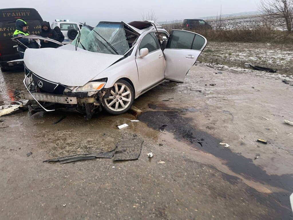 Жесткая авария на Кубани: «Лексус» по касательной столкнулся с Mitsubishi, после чего врезался в КАМАЗ