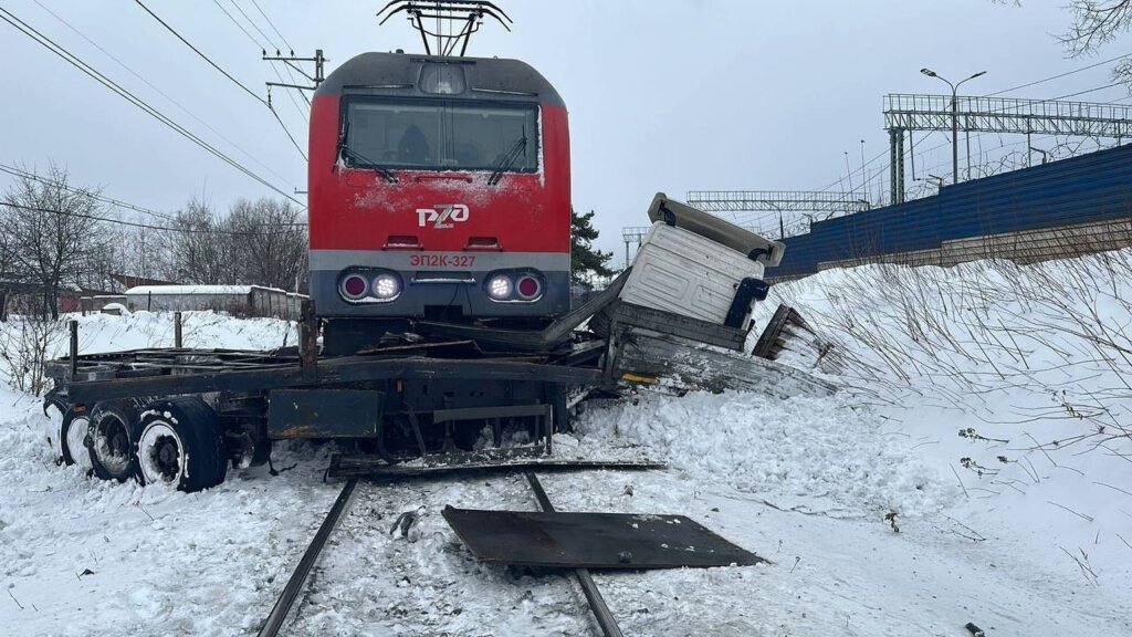 Тепловоз смял фуру в Подмосковье: видео с камеры наблюдения