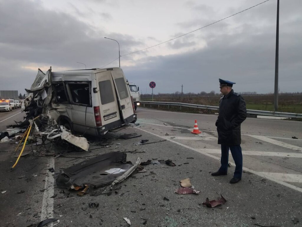 Автобус и бензовоз столкнулись на Кубани: есть погибшие и пострадавшие