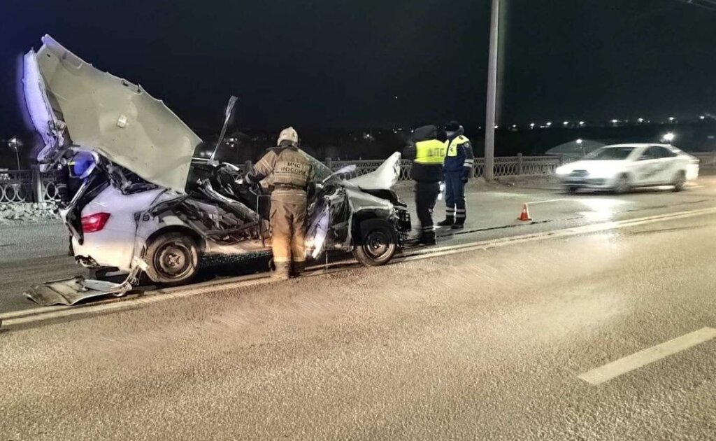 В Оренбурге «Лада Веста» столкнулась с буксируемым грузовиком: погибли два человека