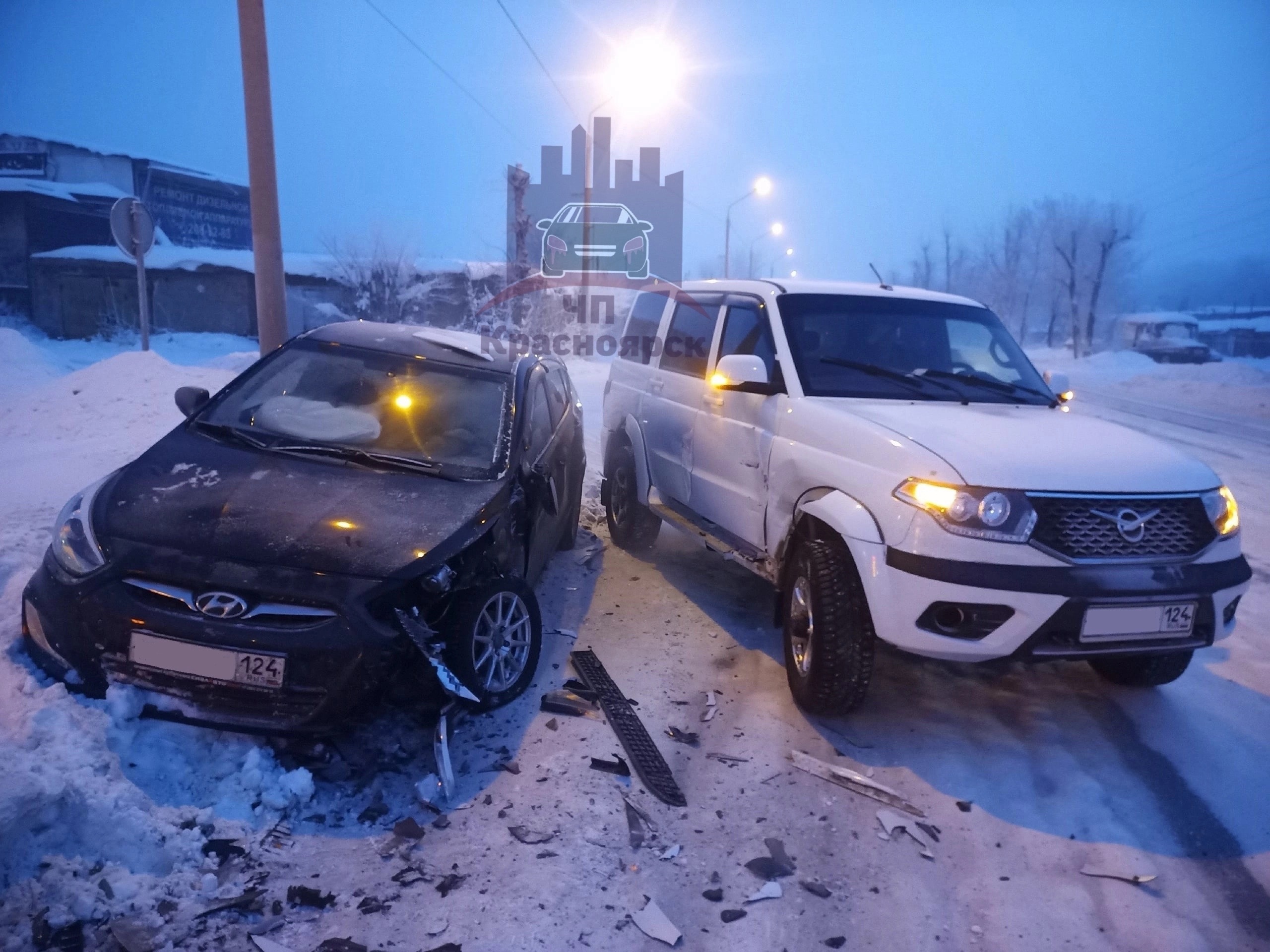 Авария в Красноярске: УАЗ вынесло на встречную полосу