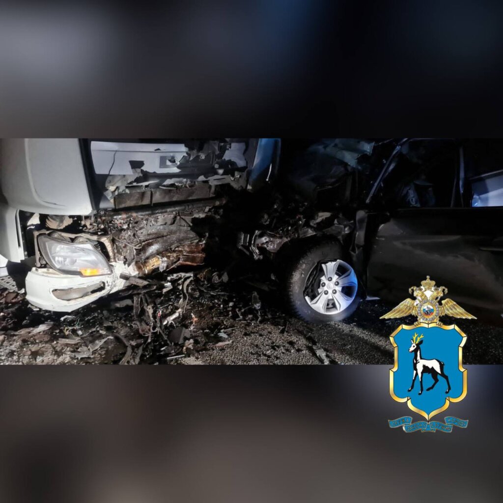 Hyundai Creta столкнулся с фурой в Самарской области: погибли 4 человека