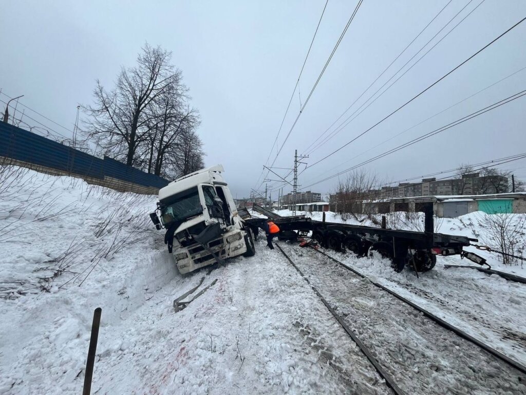 Тепловоз смял фуру в Подмосковье: видео с камеры наблюдения