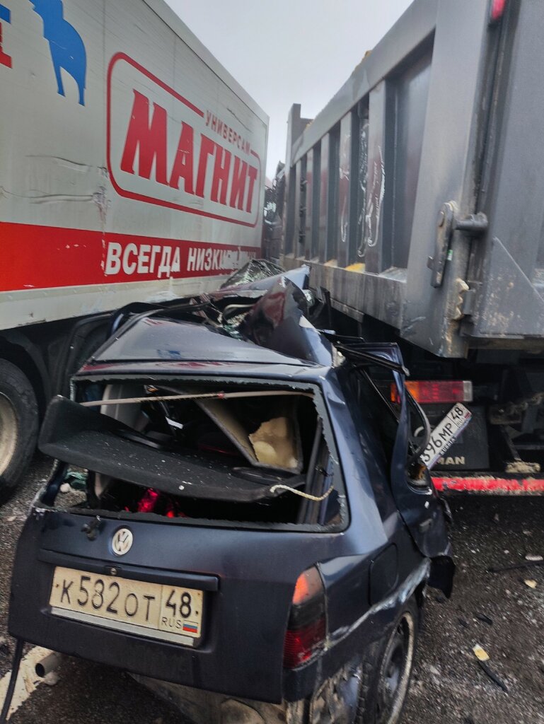 Массовое ДТП произошло в Липецкой области: автомобили не могли остановиться на скользкой дороге