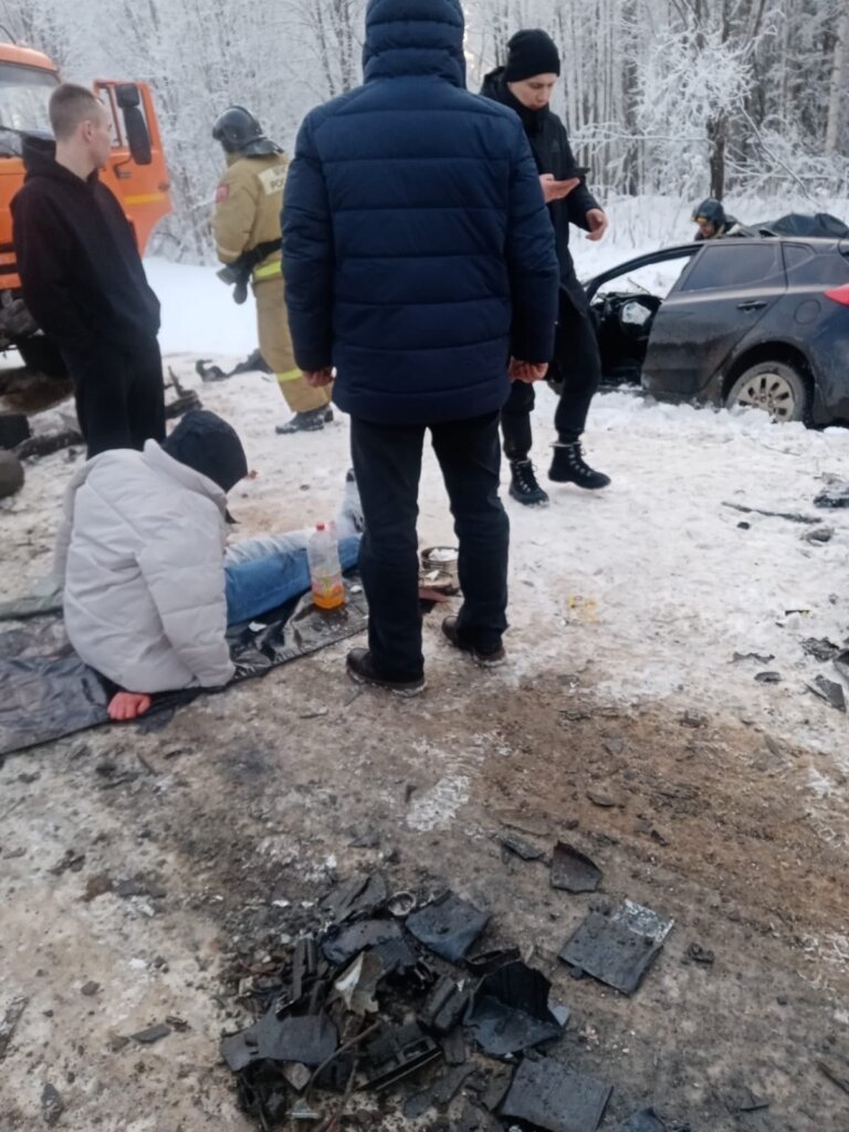 Kia столкнулся с бензовозом в Вологодской области: погибли два человека