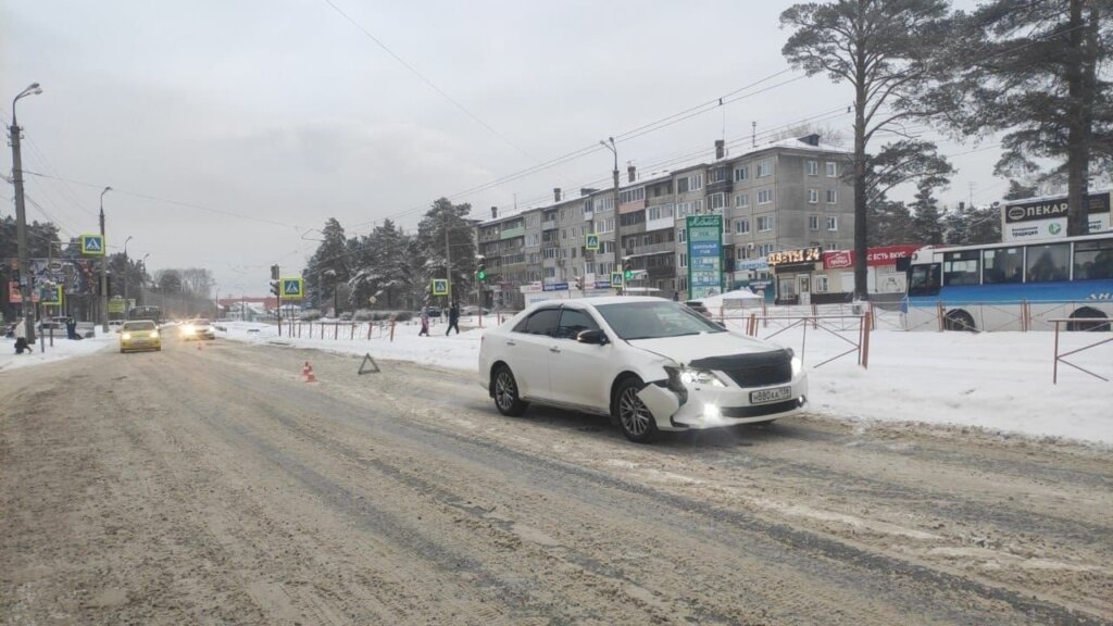 В Ангарске женщина перебегала дорогу на красный и попала под колеса машины