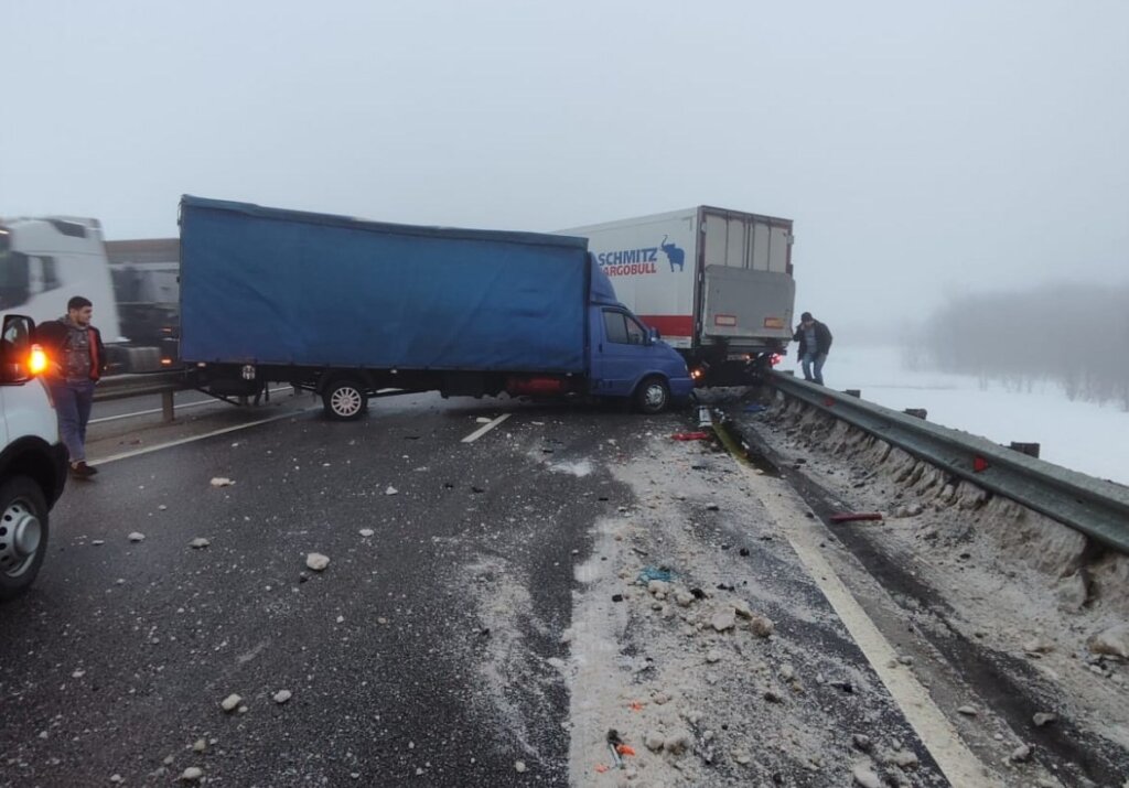 Массовое ДТП произошло в Липецкой области: автомобили не могли остановиться на скользкой дороге