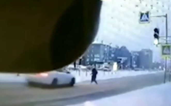 В Ангарске женщина перебегала дорогу на красный и попала под колеса машины