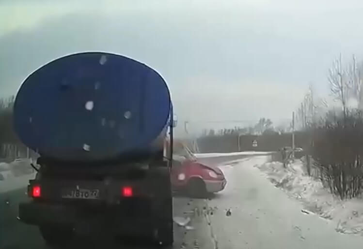 В Хабаровском крае «Тойоту» вынесло под встречный грузовик: водитель погиб